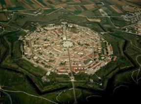 CittÃ . Veduta aerea di Palmanova, piazzaforte delle Repubblica Veneta, costruita (1593) nei pressi di Udine secondo gli schemi ideali della cittÃ  radiocentrica.De Agostini Picture Library/Pubbli Aer Foto